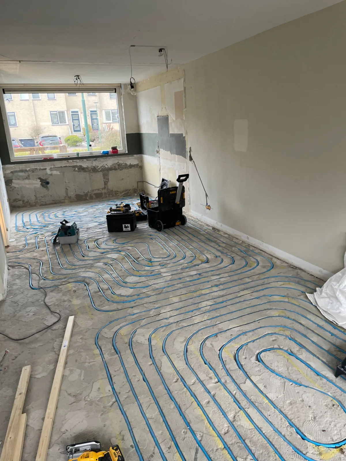 Vloerverwarming in aanleg in een woonkamer