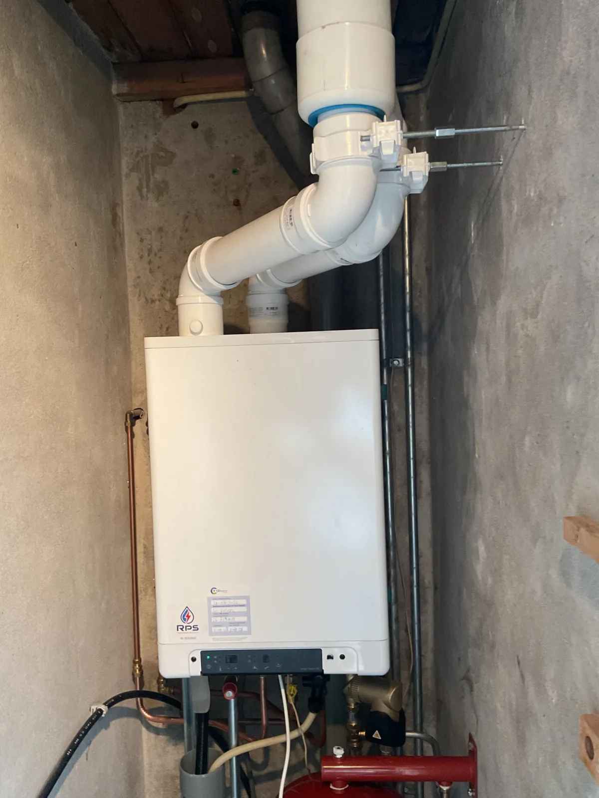 Witte cv-ketel met rookgasafvoer en RPS-sticker