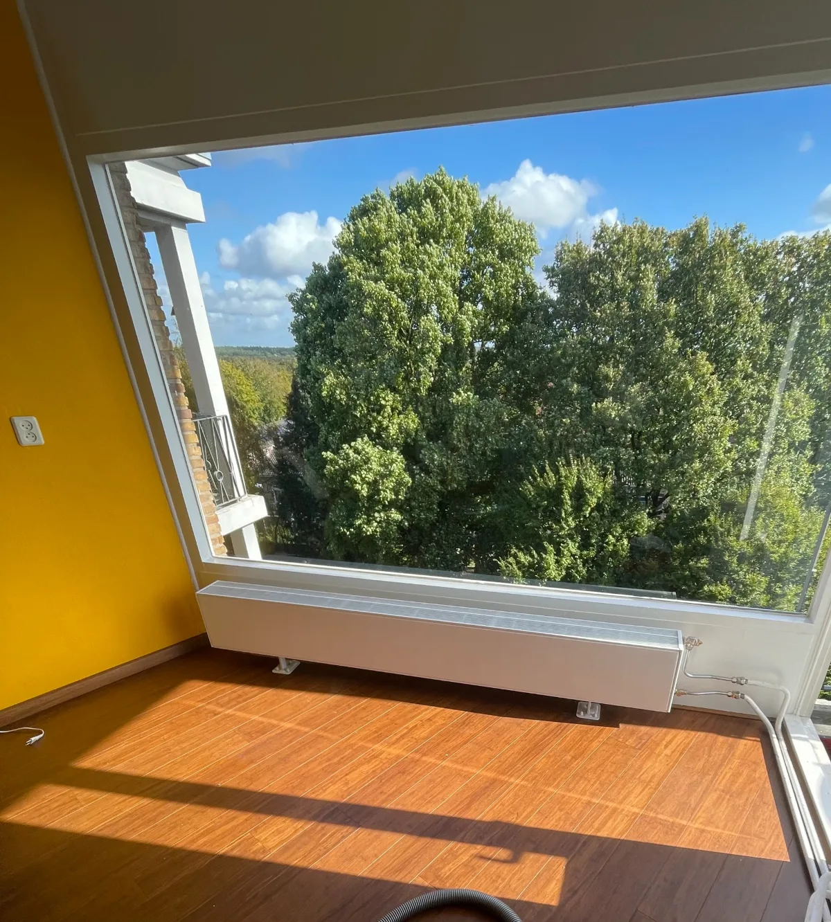 Vloerconvector onder een groot raam